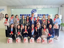 女神們，節日快樂！